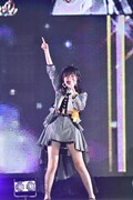 指原莉乃による「それでも好きだよ」歌唱の様子。 (c)AKS