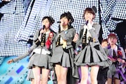 左から渡辺麻友、指原莉乃、柏木由紀。 (c)AKS
