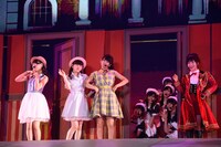 AKB48チーム4によるライブパフォーマンスの様子。 (c)AKS