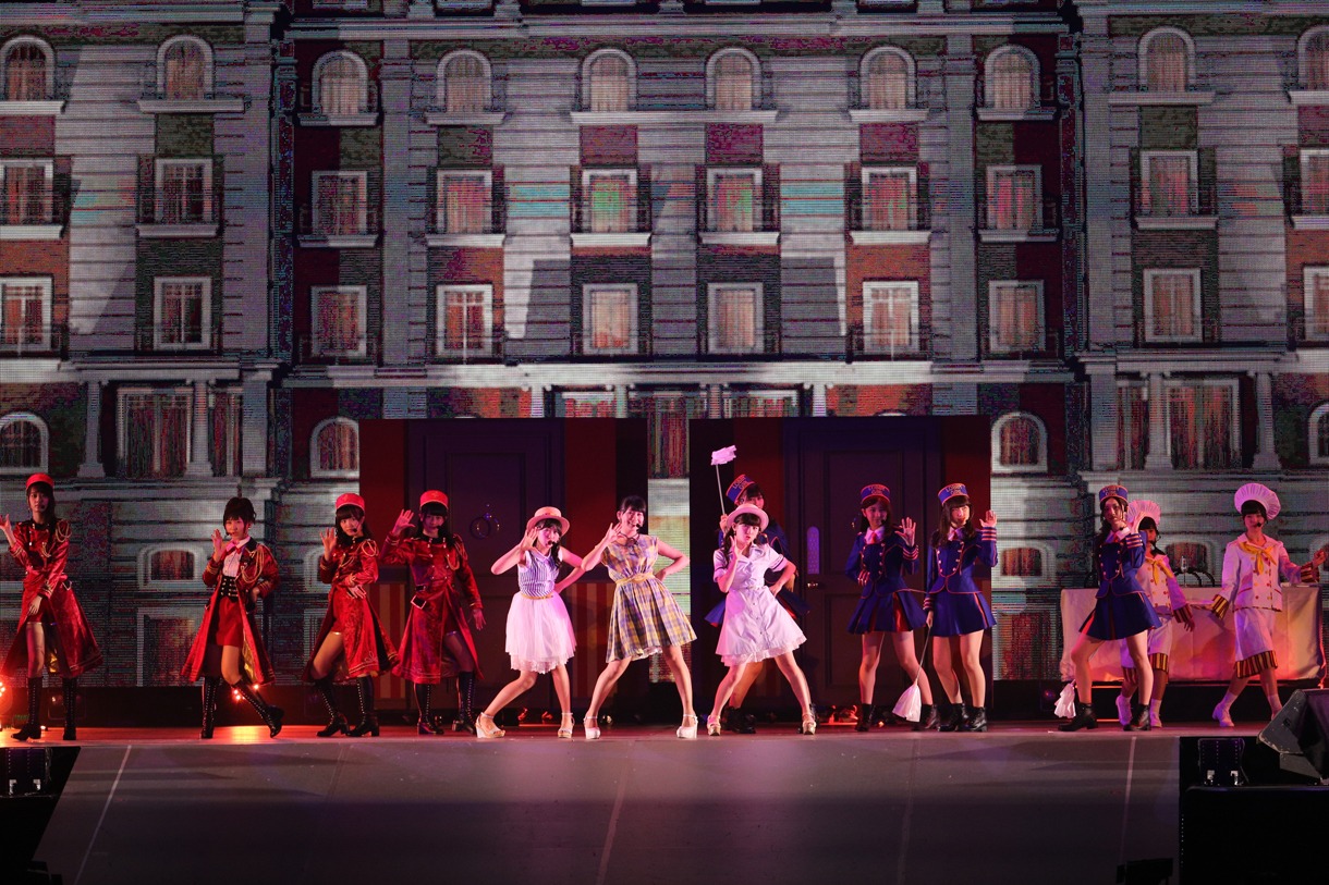 AKB48チーム4によるライブパフォーマンスの様子。 (c)AKS