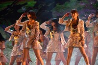 選抜メンバーによるライブパフォーマンスの様子。 (c)AKS