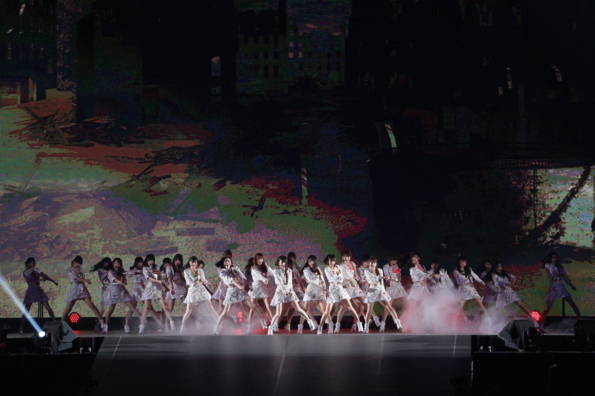 選抜メンバーによるライブパフォーマンスの様子。 (c)AKS