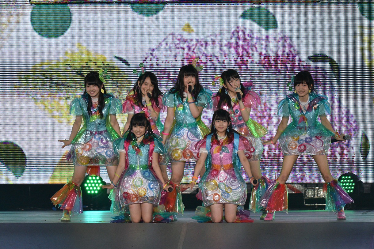 でんでんむChu!によるライブパフォーマンスの様子。 (c)AKS