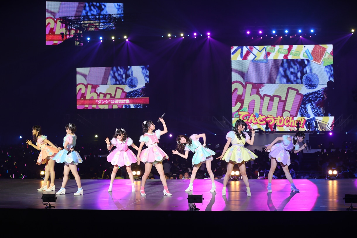 てんとうむChu!によるライブパフォーマンスの様子。 (c)AKS