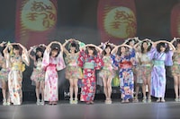 選抜メンバーによる「バレバレ節」パフォーマンスの様子。 (c)AKS