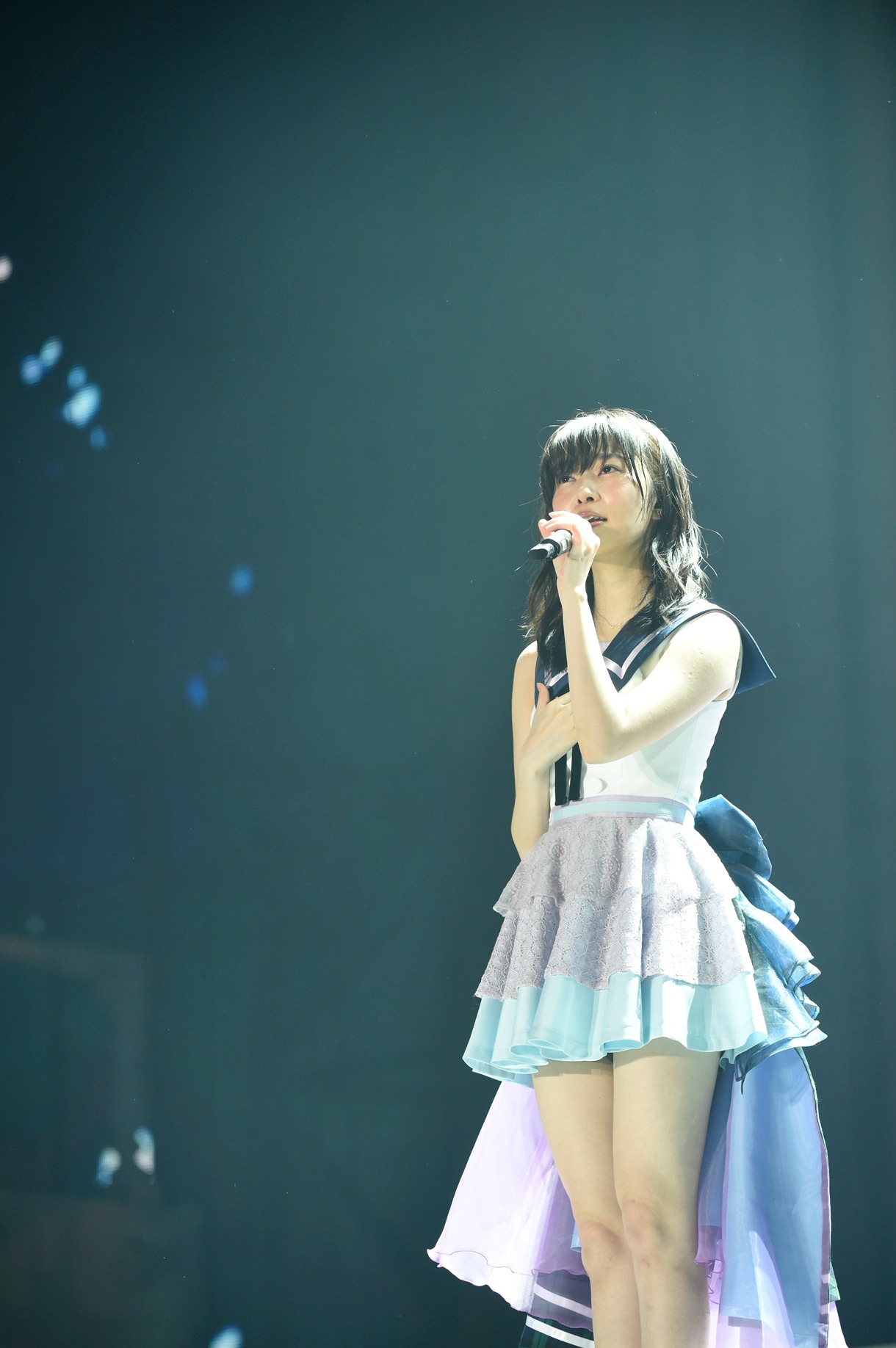 指原莉乃による「あなたがいてくれたから」歌唱の様子。 (c)AKS