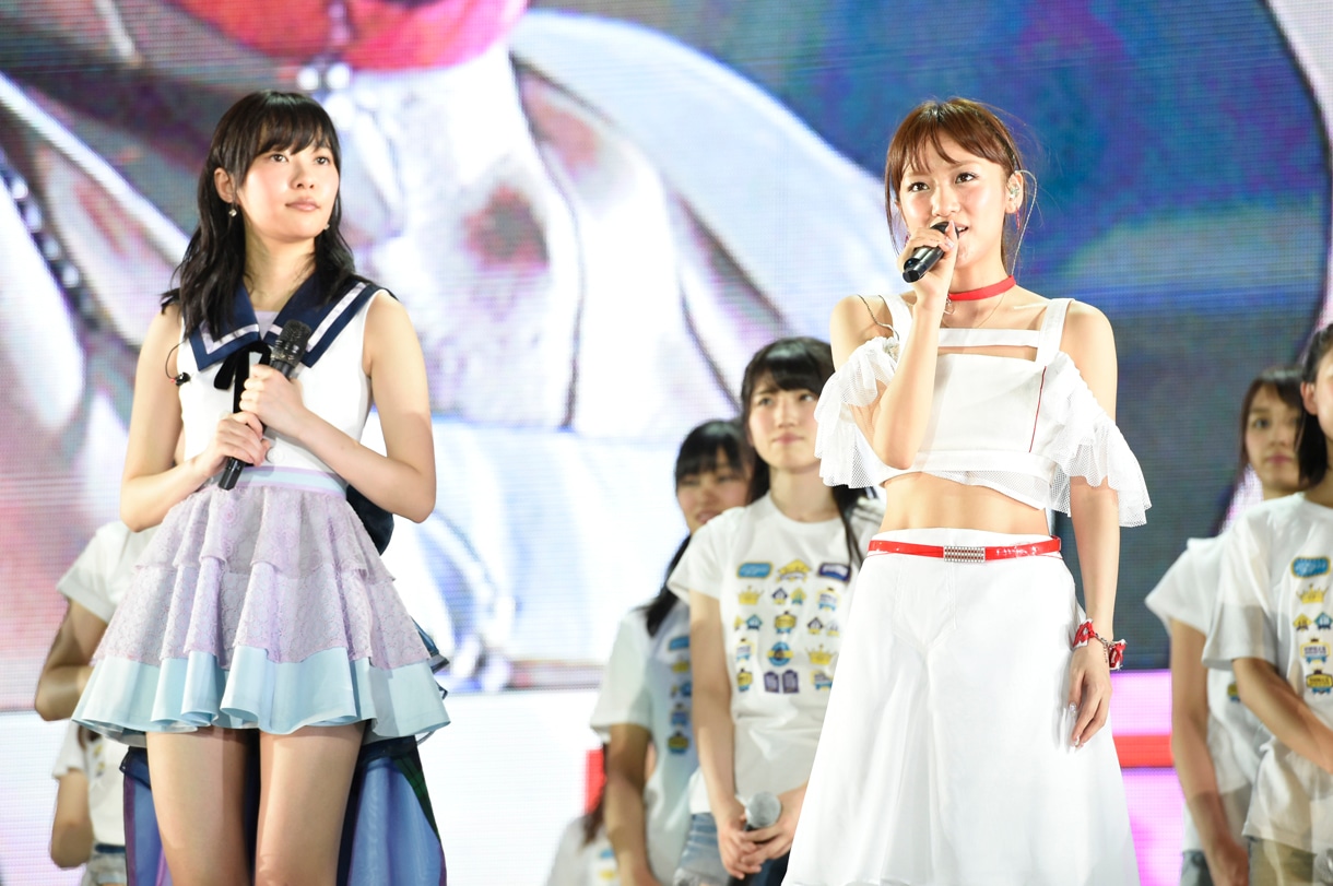 左から指原莉乃、高橋みなみ。 (c)AKS