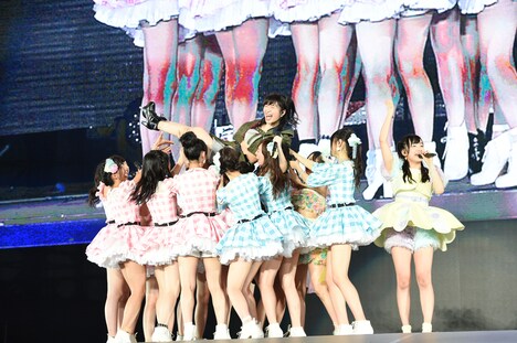指原莉乃を胴上げするHKT48メンバー。 (c)AKS