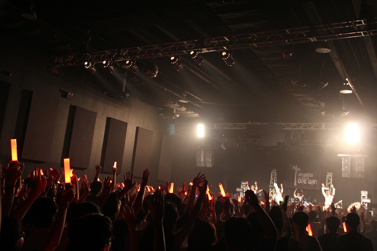 ツアー「ONE WAY」初日公演の様子（写真提供：キングレコード）。