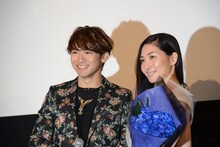 左からNAOTO、坂本真綾。