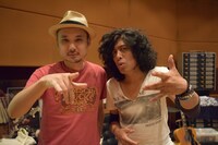 左から浜崎貴司（FLYING KIDS）、佐藤タイジ。