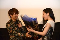 坂本真綾に青いバラの花束を手渡すNAOTO。