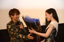 坂本真綾に青いバラの花束を手渡すNAOTO。
