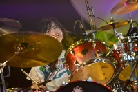 澤村小夜子（Dr）（Photo by AZUSA TAKADA）