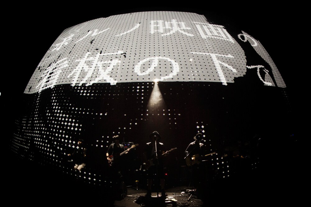 amazarashi 5th anniversary live「APOLOGIES」WWW公演の様子。（提供：ソニー・ミュージックアソシエイテッドレコーズ）