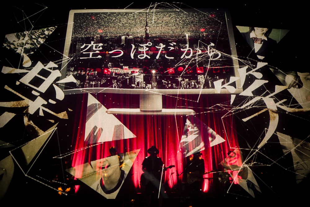 amazarashi 5th anniversary live「APOLOGIES」WWW公演の様子。（提供：ソニー・ミュージックアソシエイテッドレコーズ）