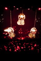 amazarashi 5th anniversary live「APOLOGIES」WWW公演の様子。（提供：ソニー・ミュージックアソシエイテッドレコーズ）