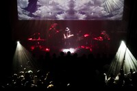 amazarashi 5th anniversary live「APOLOGIES」WWW公演の様子。（提供：ソニー・ミュージックアソシエイテッドレコーズ）