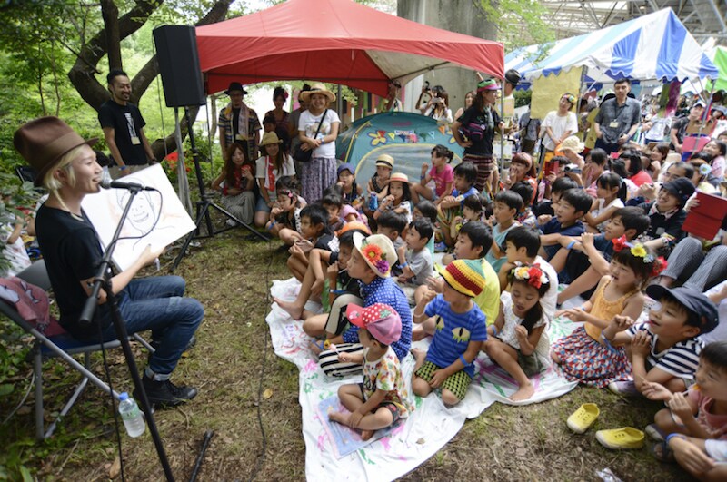 埼玉「夏びらき」で吉田山田、山ちゃんの紙芝居披露