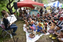 「吉田山田・山ちゃんの紙芝居」の様子。（提供：SLD Entertainment. Inc）