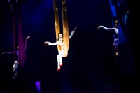 オープニングの「CANDY GIRL」披露されたエアリアル。写真中央が中島美嘉。（撮影：葛西龍）