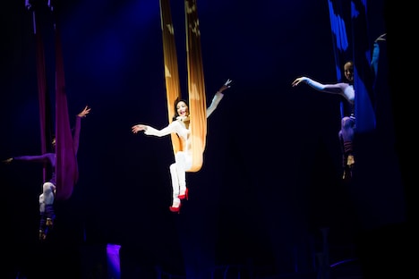 オープニングの「CANDY GIRL」披露されたエアリアル。写真中央が中島美嘉。（撮影：葛西龍）