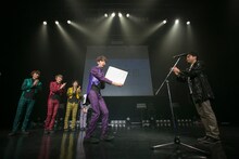 任命状を8号車に見せるリョウガ。（写真提供：スターダスト音楽出版）