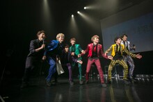 渡辺プロデューサーのもとへ駆け寄る超特急のメンバー。（写真提供：スターダスト音楽出版）