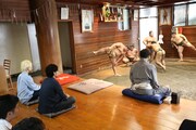 力士たちの稽古を見学する吉田山田。（提供：ポニーキャニオン）