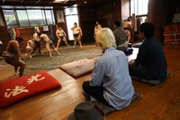 力士たちの稽古を見学する吉田山田。（提供：ポニーキャニオン）