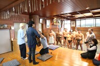 吉田山田による「日々」演奏の様子。（提供：ポニーキャニオン）