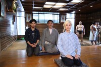 吉田山田と貴乃花光司親方。（提供：ポニーキャニオン）