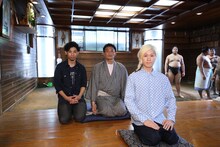 吉田山田と貴乃花光司親方。（提供：ポニーキャニオン）