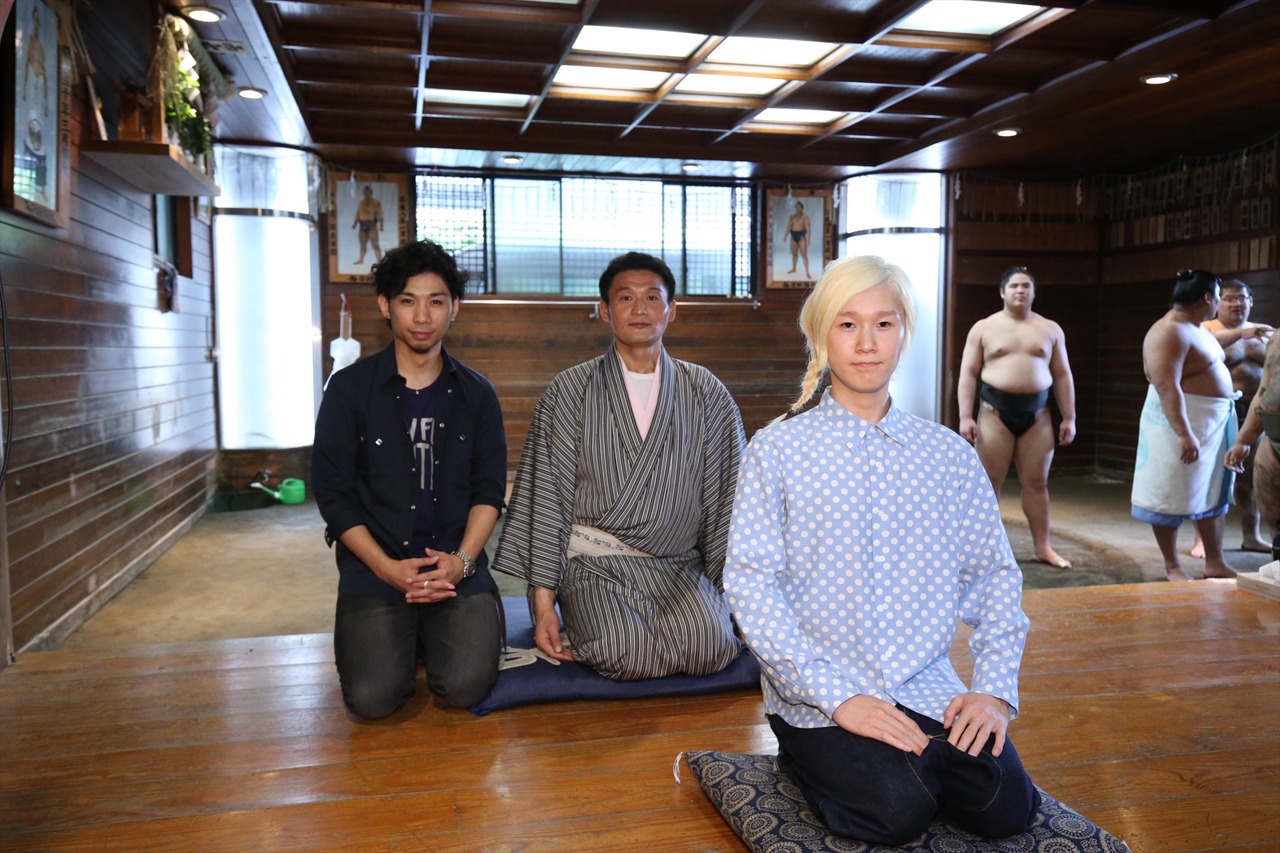 吉田山田と貴乃花光司親方。（提供：ポニーキャニオン）