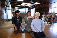 「山田義孝の断髪式」の様子。（提供：ポニーキャニオン）