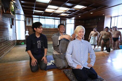 「山田義孝の断髪式」の様子。（提供：ポニーキャニオン）