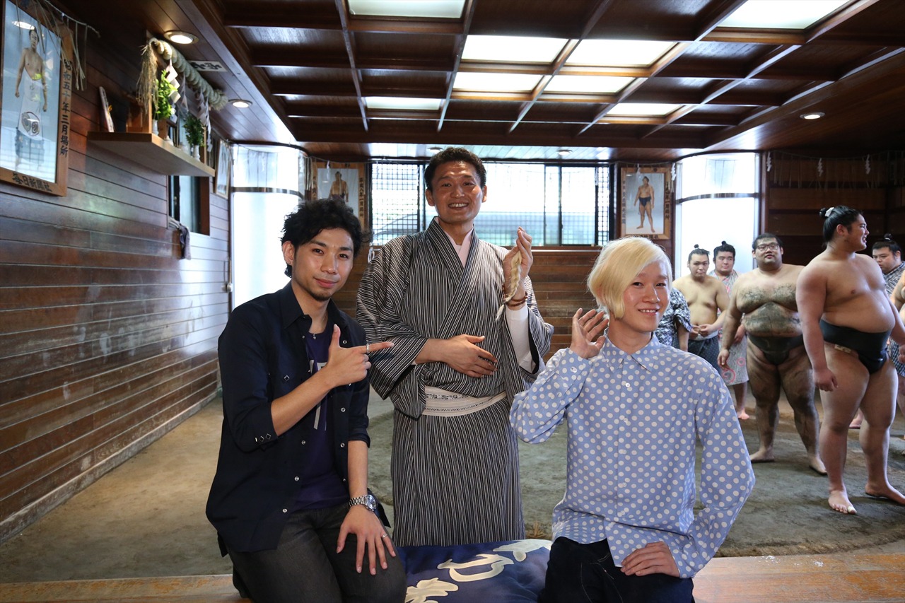 断髪式後の吉田山田と貴乃花光司親方。（提供：ポニーキャニオン）
