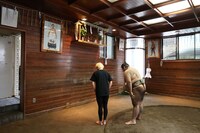 稽古の前に力士とともに神棚に一礼する山田義孝。（提供：ポニーキャニオン）