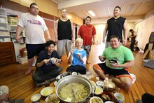 力士たちと食事を楽しむ吉田山田。（提供：ポニーキャニオン）