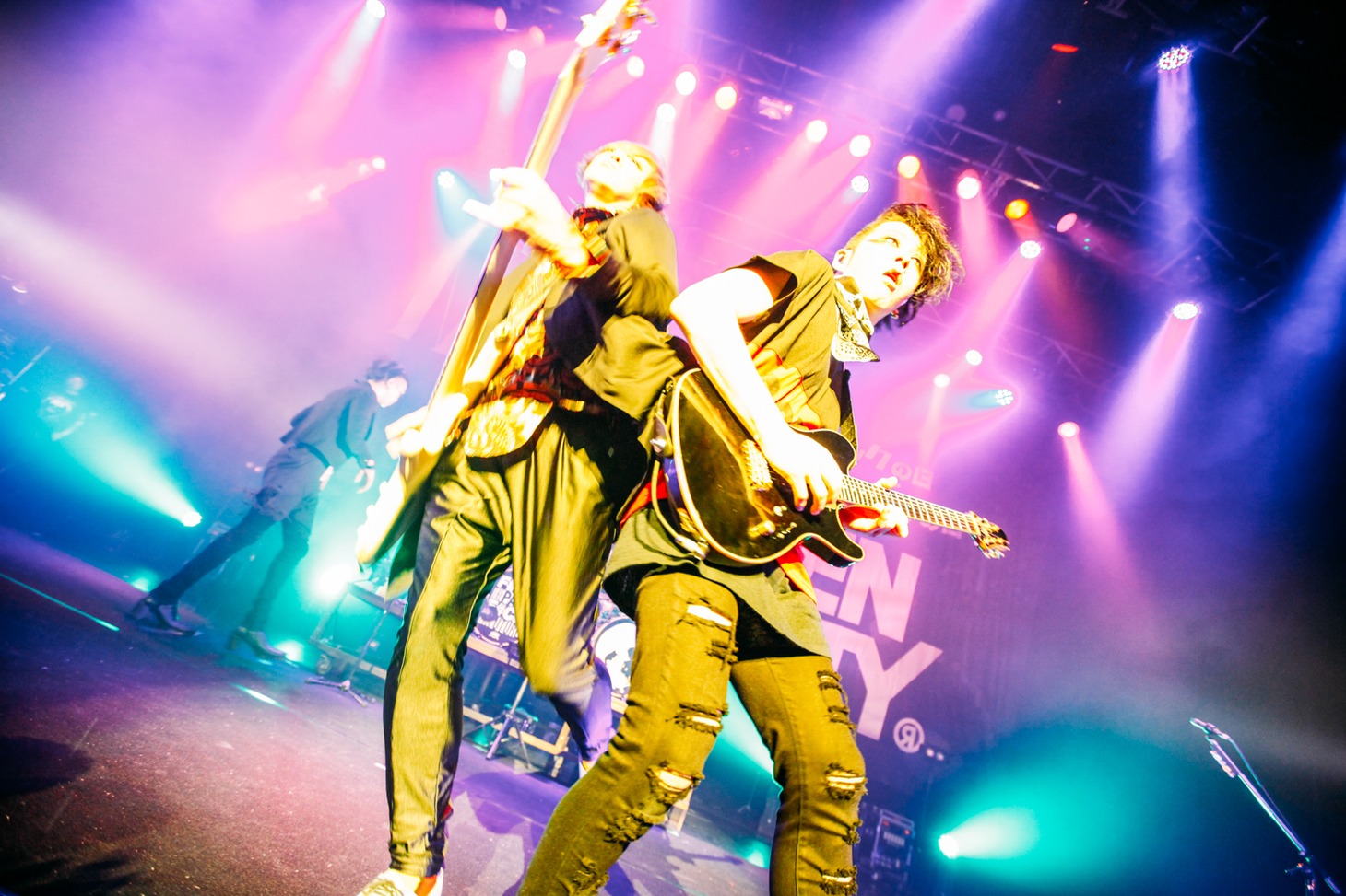 YUKKE（B）とミヤ（G）（撮影：西槇太一）