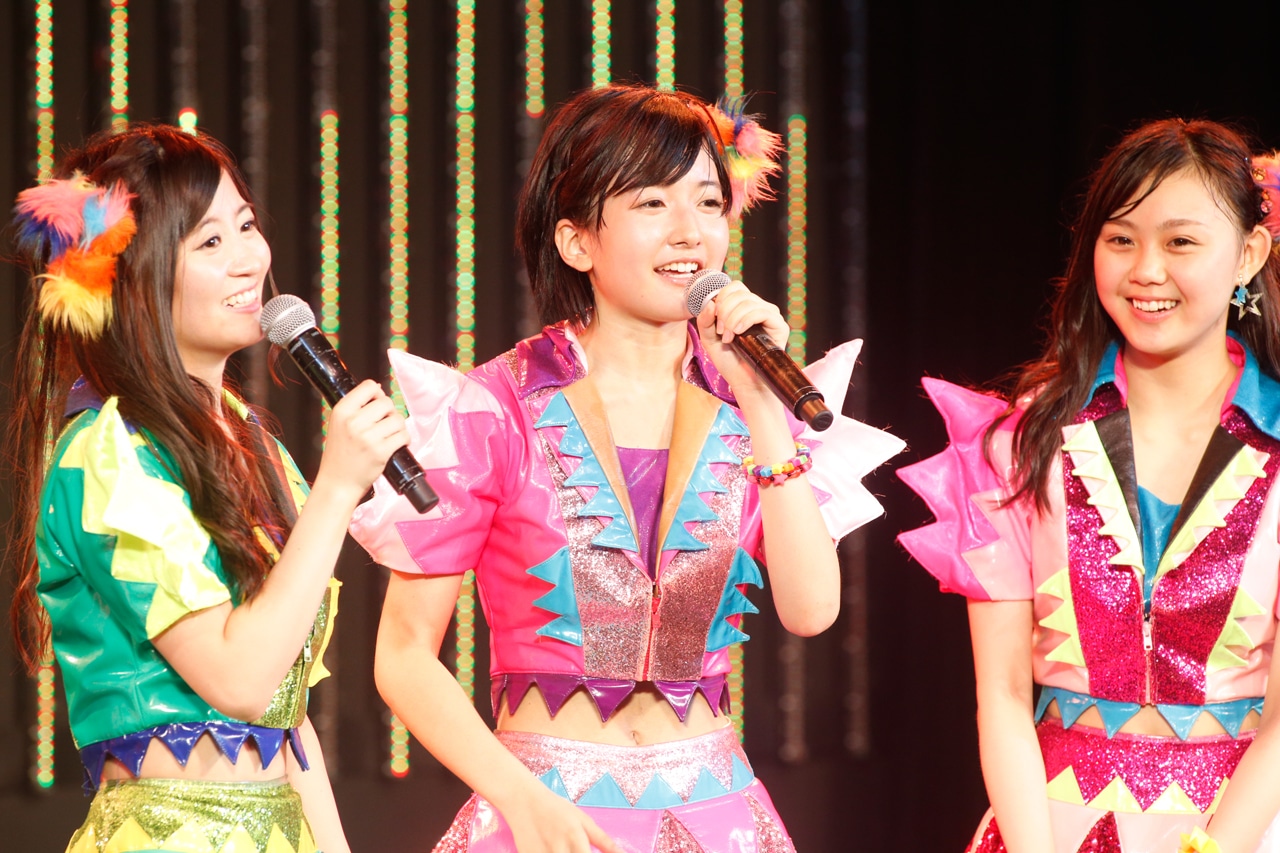2015年の人気画像50位は「NMB48『バリバリのネタ曲』シングルで須藤凛々花が初センター」より、昨日6月9日のNMB48チームN公演の様子。左より上西恵、須藤凛々花、西村愛華。 (c)NMB48