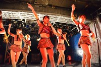 「アップアップガールズ（仮）新宿LOFT“ロックの日”決戦」の様子。