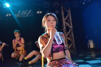 「アッパーカット！」の休憩中に水を飲む森咲樹。