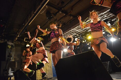 「アップアップガールズ（仮）新宿LOFT“ロックの日”決戦」の様子。