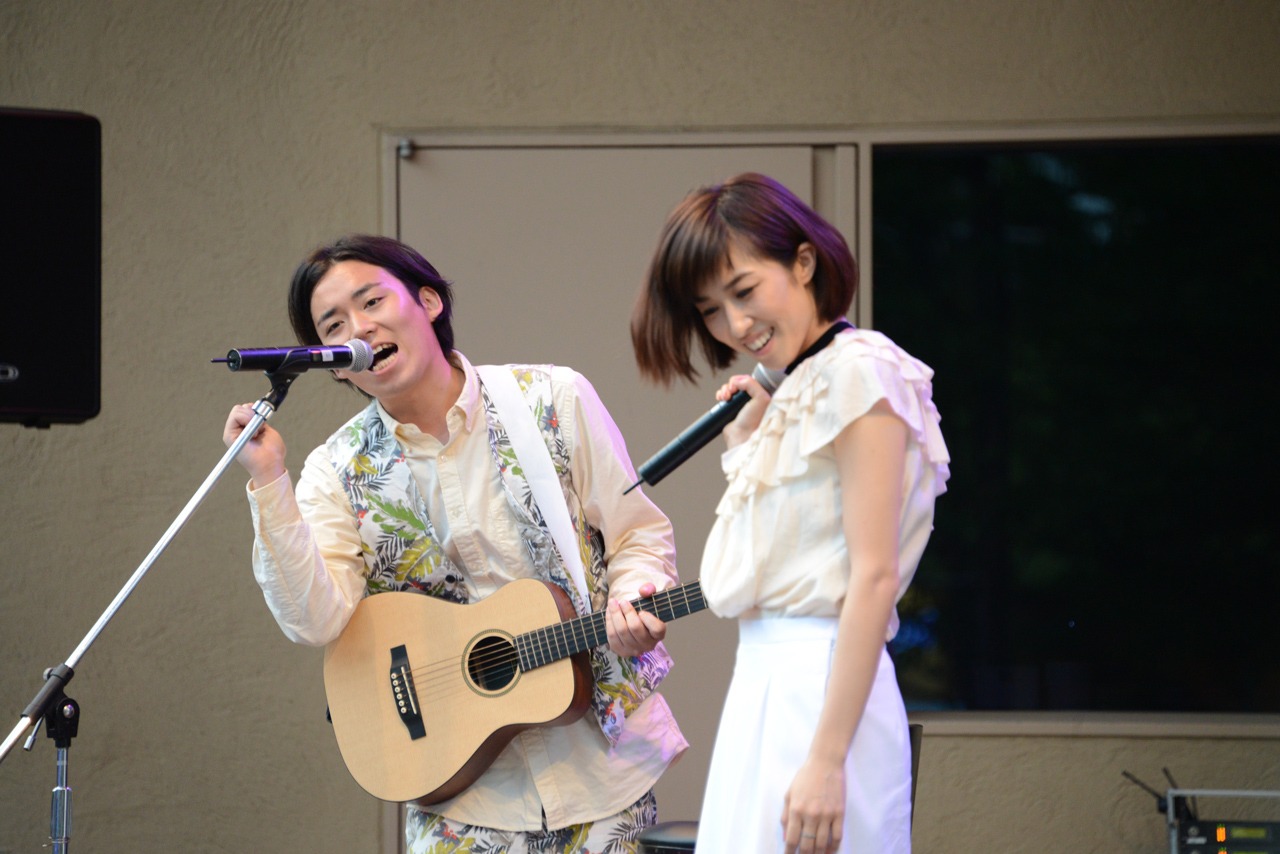 渾身の「YES!」を叫ぶ佐藤（左）。