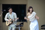 「あったかいんだからぁ♪ feat. 押尾コータロー、クマムシ佐藤」を披露する佐藤大樹とGILLE。