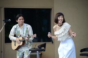「あったかいんだからぁ♪ feat. 押尾コータロー、クマムシ佐藤」を披露する佐藤とGILLE。