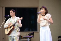 「あったかいんだからぁ♪ feat. 押尾コータロー、クマムシ佐藤」を披露する佐藤とGILLE。