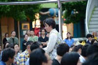 客席を徘徊する佐藤。