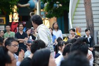 観客にビールを一口もらう佐藤大樹。